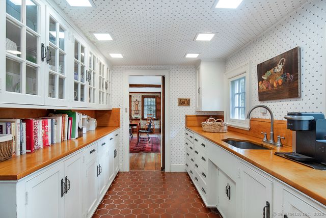 71 Beecher Road, Woodbridge, CT 06525