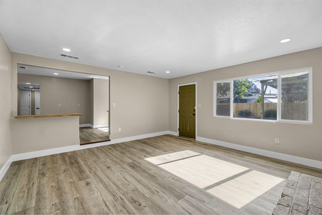 5186 N Callisch Avenue, Fresno, CA 93710