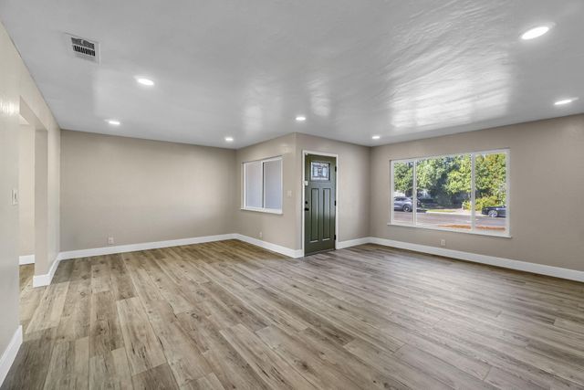 5186 N Callisch Avenue, Fresno, CA 93710