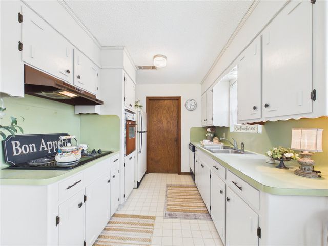 1909 Tracy Lynn Lane, Alvin, TX 77511