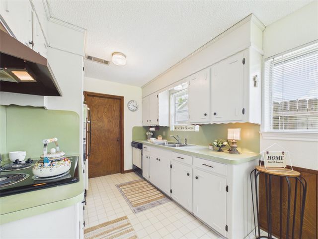 1909 Tracy Lynn Lane, Alvin, TX 77511