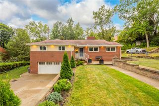 2455 Berkshire Dr, Upper St Clair, PA 15241