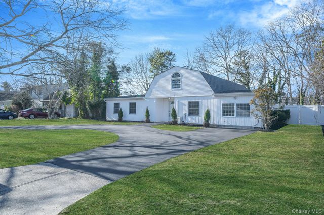 20 Matsunaye Drive, Medford, NY 11763