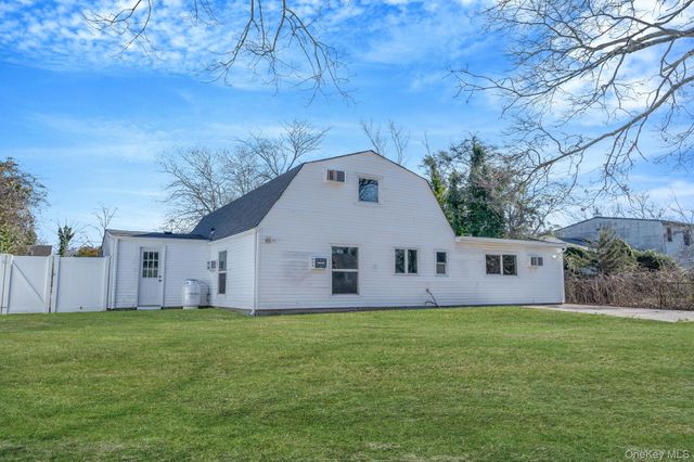 20 Matsunaye Drive, Medford, NY 11763