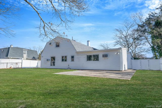 20 Matsunaye Drive, Medford, NY 11763