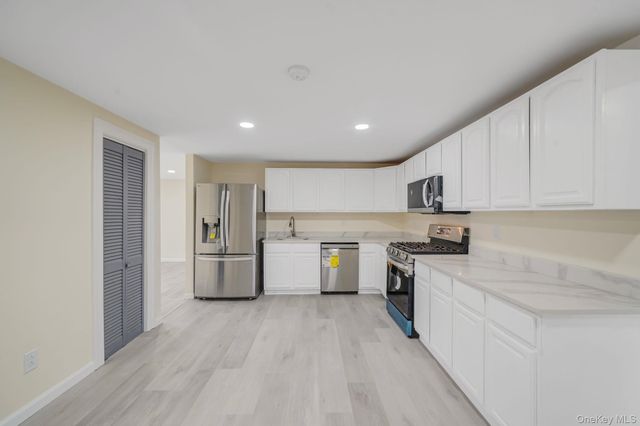 20 Matsunaye Drive, Medford, NY 11763