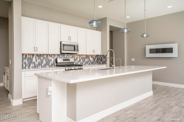 1977 W Kinfield Trail, Phoenix, AZ 85085