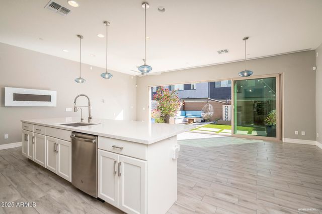 1977 W Kinfield Trail, Phoenix, AZ 85085