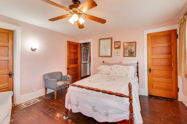 212 E Elm Avenue, La Grange, IL 60525