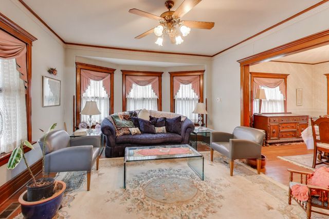 212 E Elm Avenue, La Grange, IL 60525