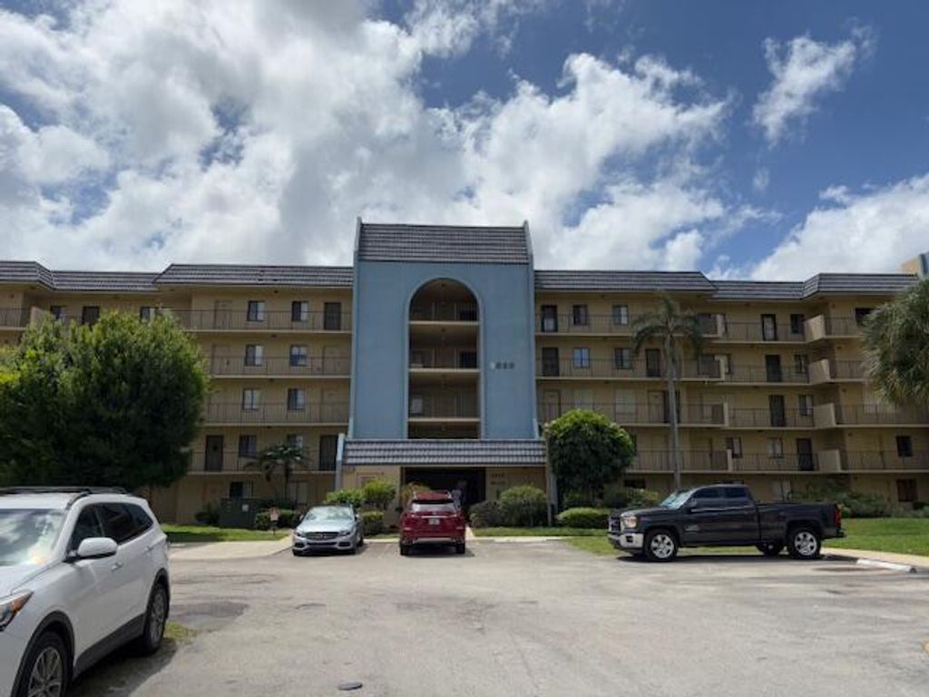2820 Tennis Club Drive 401, West Palm Beach, FL 33417