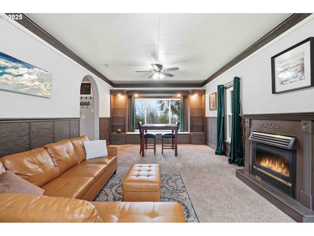 820 BARCLAY HILLS Dr, Oregon City, OR 97045