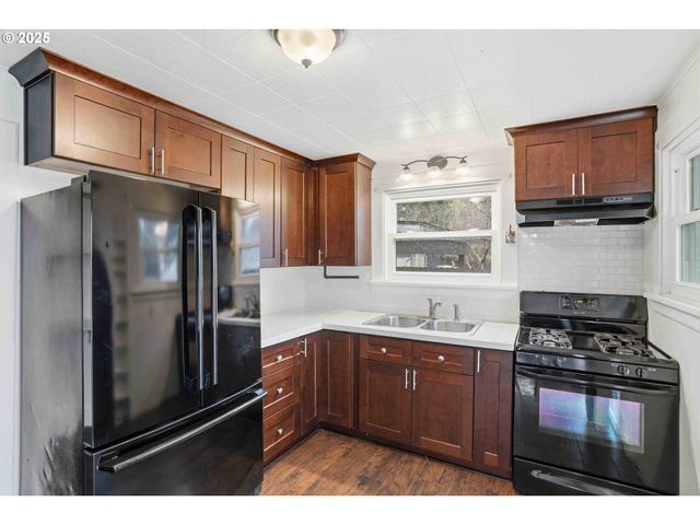 820 BARCLAY HILLS Dr, Oregon City, OR 97045