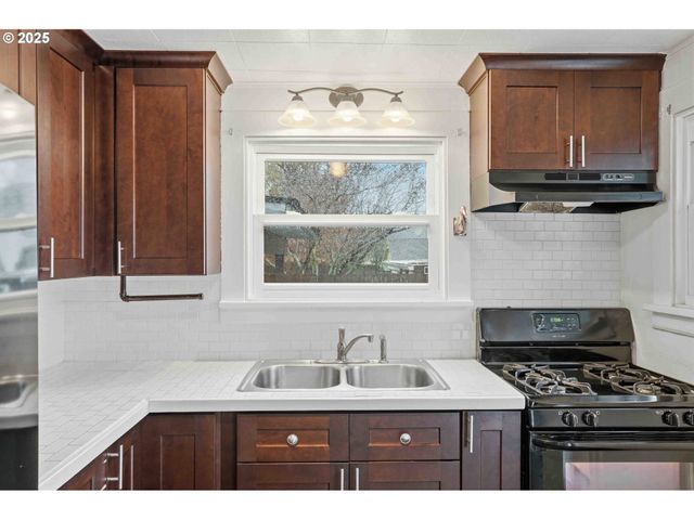 820 BARCLAY HILLS Dr, Oregon City, OR 97045