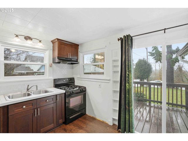 820 BARCLAY HILLS Dr, Oregon City, OR 97045