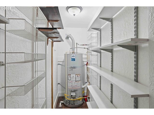 820 BARCLAY HILLS Dr, Oregon City, OR 97045