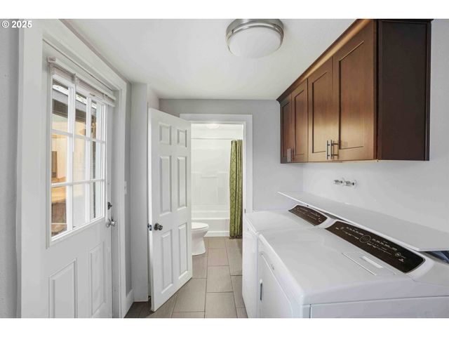 820 BARCLAY HILLS Dr, Oregon City, OR 97045