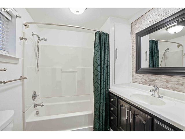 820 BARCLAY HILLS Dr, Oregon City, OR 97045