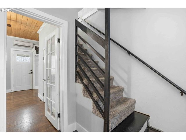 820 BARCLAY HILLS Dr, Oregon City, OR 97045