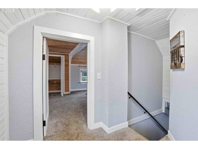 820 BARCLAY HILLS Dr, Oregon City, OR 97045