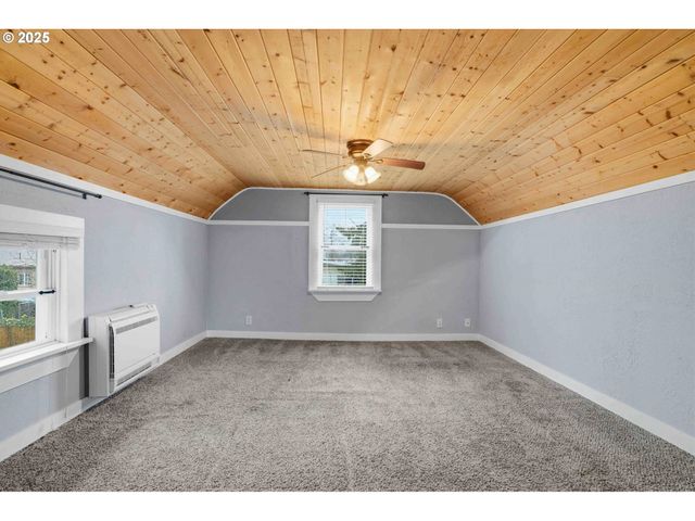 820 BARCLAY HILLS Dr, Oregon City, OR 97045