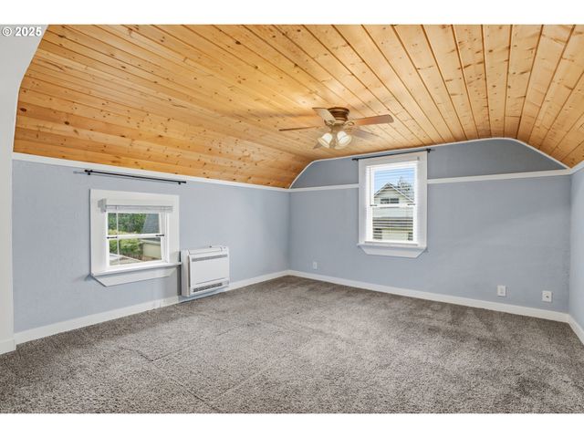 820 BARCLAY HILLS Dr, Oregon City, OR 97045