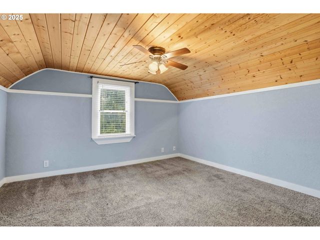 820 BARCLAY HILLS Dr, Oregon City, OR 97045