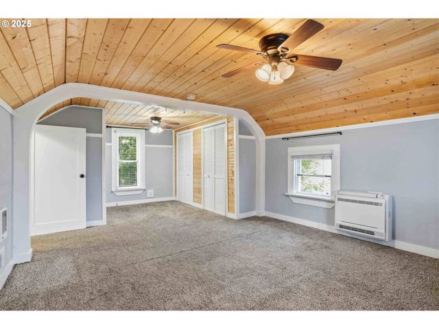 820 BARCLAY HILLS Dr, Oregon City, OR 97045