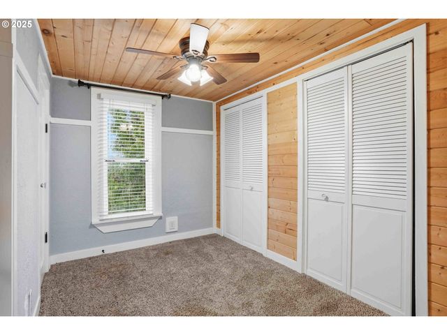 820 BARCLAY HILLS Dr, Oregon City, OR 97045