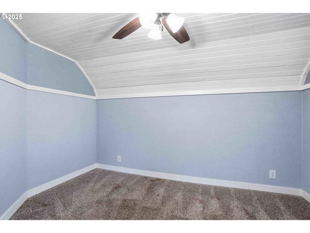 820 BARCLAY HILLS Dr, Oregon City, OR 97045