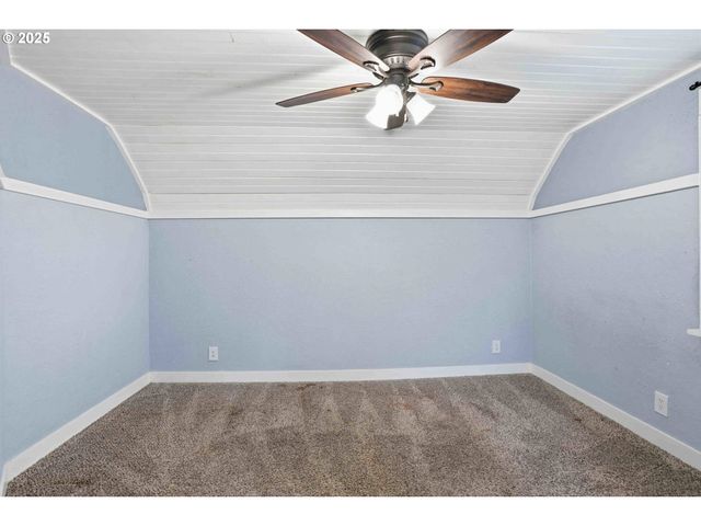 820 BARCLAY HILLS Dr, Oregon City, OR 97045