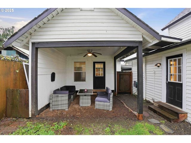 820 BARCLAY HILLS Dr, Oregon City, OR 97045