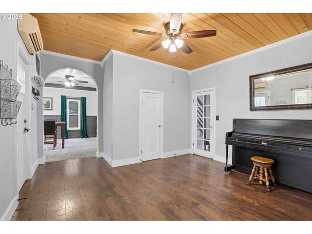 820 BARCLAY HILLS Dr, Oregon City, OR 97045