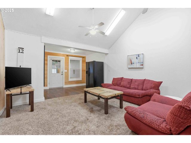 820 BARCLAY HILLS Dr, Oregon City, OR 97045