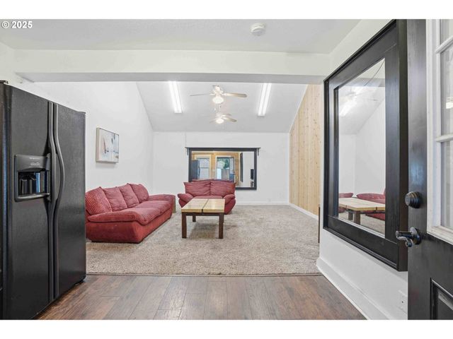 820 BARCLAY HILLS Dr, Oregon City, OR 97045