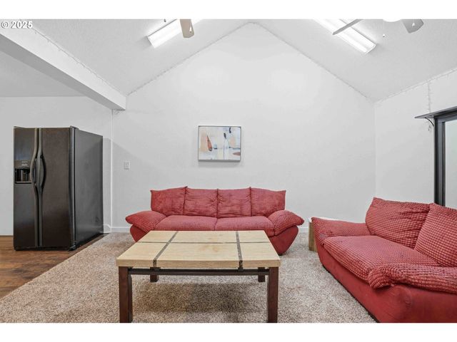 820 BARCLAY HILLS Dr, Oregon City, OR 97045