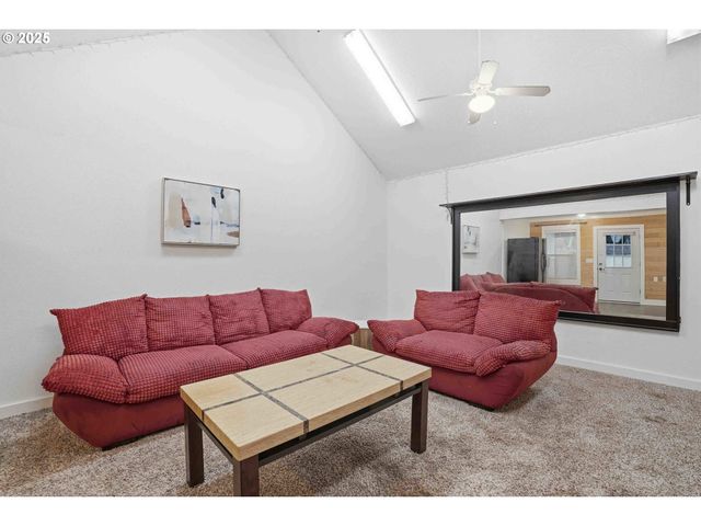 820 BARCLAY HILLS Dr, Oregon City, OR 97045