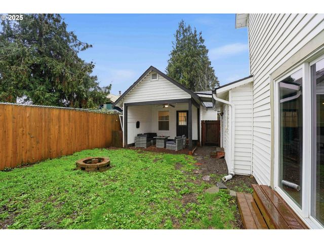 820 BARCLAY HILLS Dr, Oregon City, OR 97045