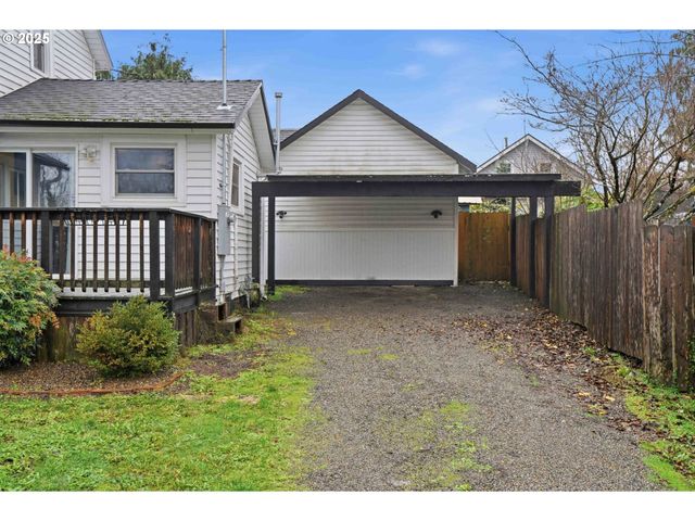 820 BARCLAY HILLS Dr, Oregon City, OR 97045