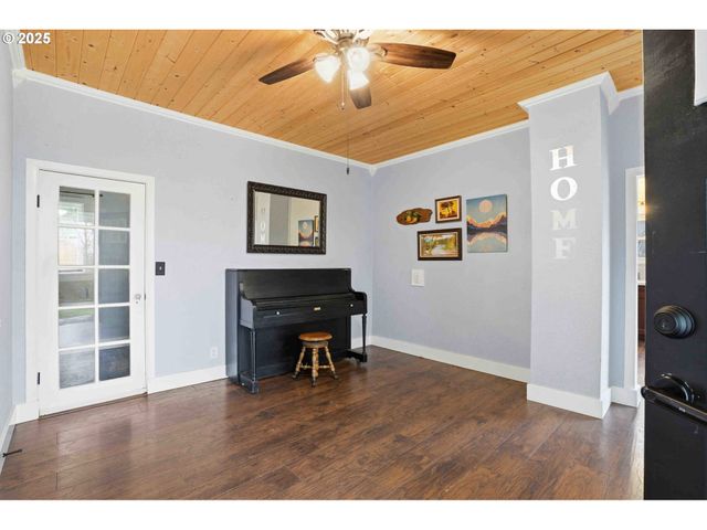 820 BARCLAY HILLS Dr, Oregon City, OR 97045