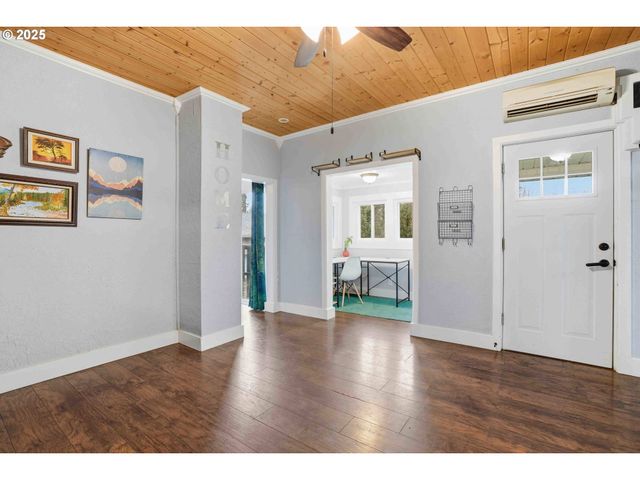 820 BARCLAY HILLS Dr, Oregon City, OR 97045