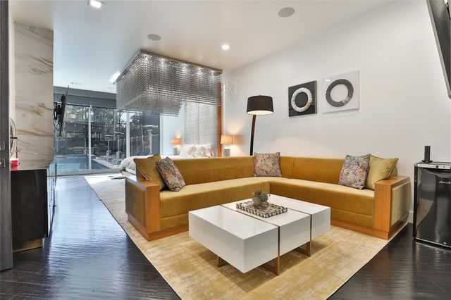 11905 Barryknoll Lane, Houston, TX 77024