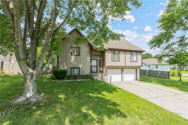 403 NE Station Drive, Lee's Summit, MO 64086
