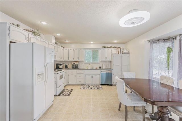 403 NE Station Drive, Lee's Summit, MO 64086
