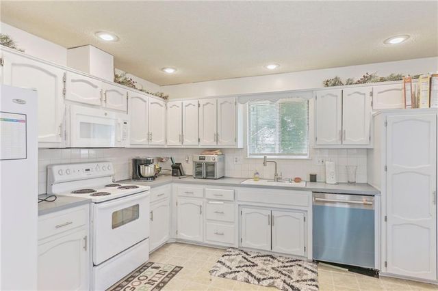 403 NE Station Drive, Lee's Summit, MO 64086