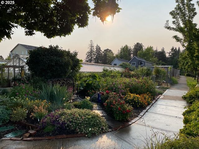 3937 Se COUSTEAU Dr, Salem, OR 97302