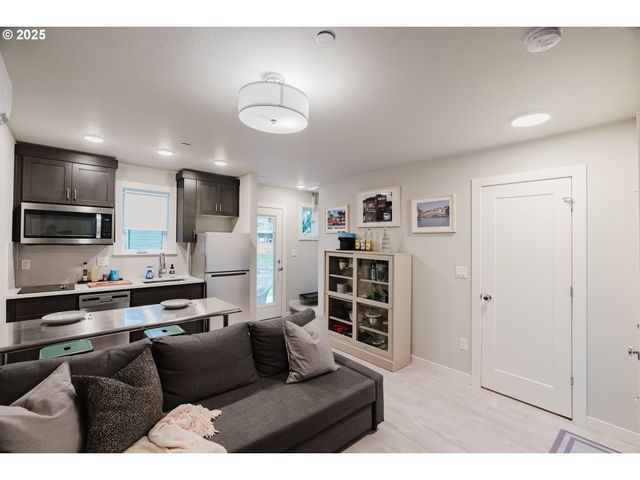 3937 Se COUSTEAU Dr, Salem, OR 97302