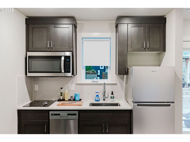 3937 Se COUSTEAU Dr, Salem, OR 97302