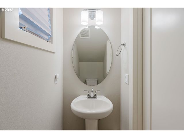 3937 Se COUSTEAU Dr, Salem, OR 97302