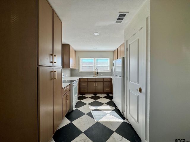 802&804 E Goliad Avenue, Crockett, TX 75835